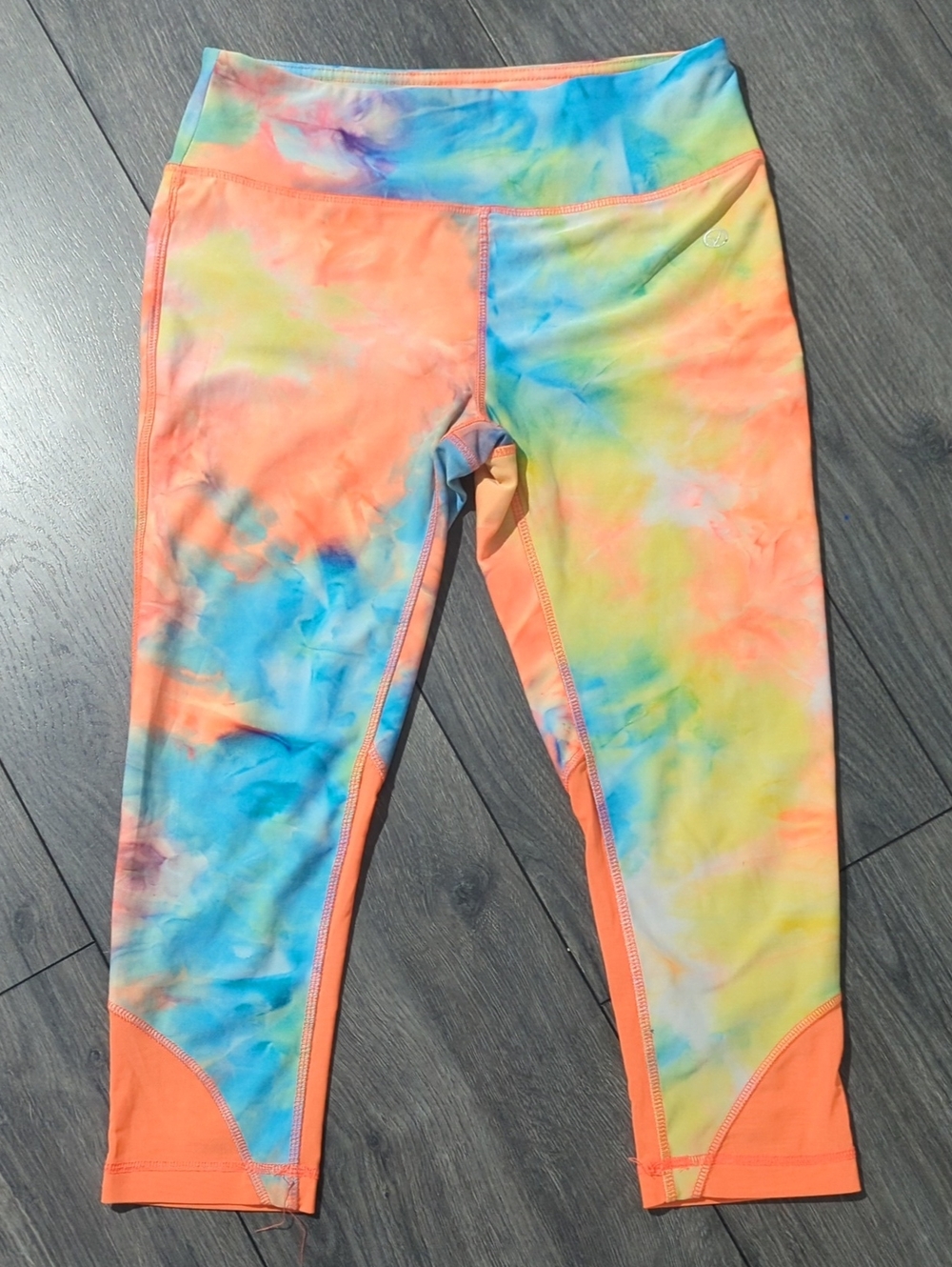 VOGO Athletica Women's Neon Tie-Dye Capri Leggings Size Small